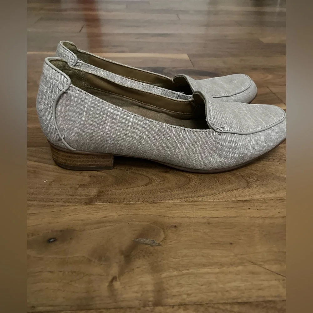 Clarks Womens Beige Slip-On Loafers
